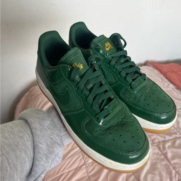 Nike Woman's Green Sneakers - Picture 1 of 4